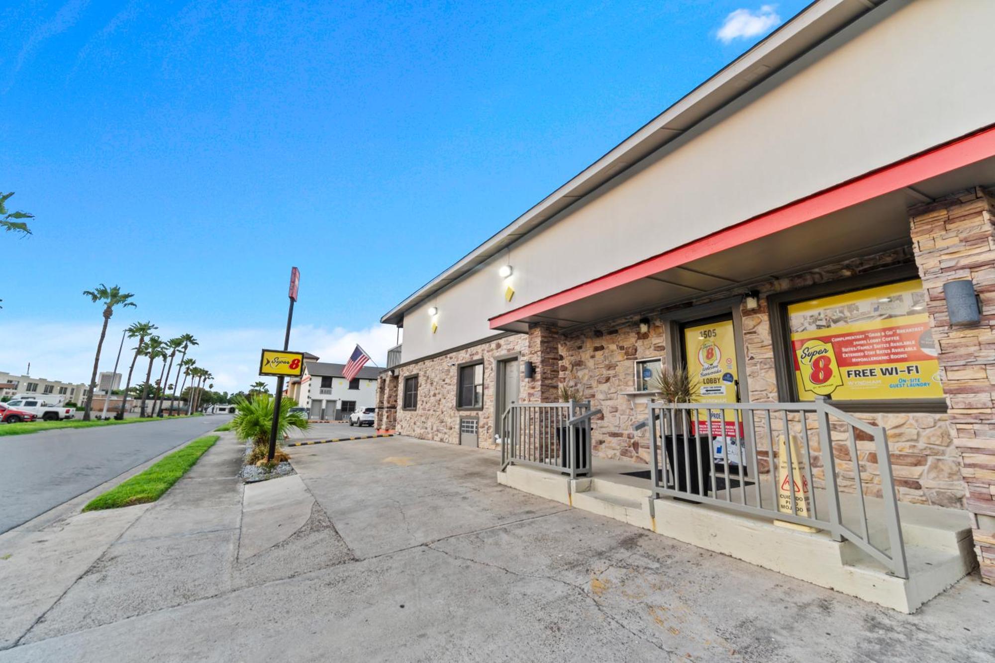 Super 8 By Wyndham Mcallen-Downtown-Airport-La Plaza Mall Motel Exterior photo